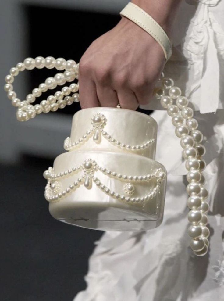 White Cake  shape clutch